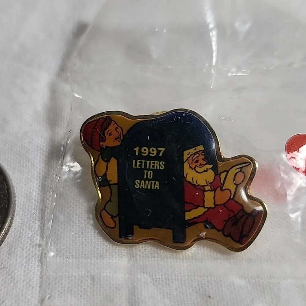 New in Package Hallmark 1997 Letters to Santa‎ Pin